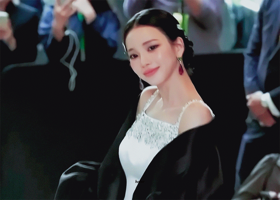 두루마기-입고-멧갈라-쇼-참석한-카리나.jpgif-11-이미지