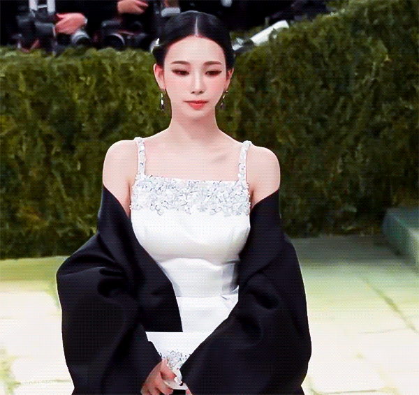 두루마기-입고-멧갈라-쇼-참석한-카리나.jpgif-6-이미지