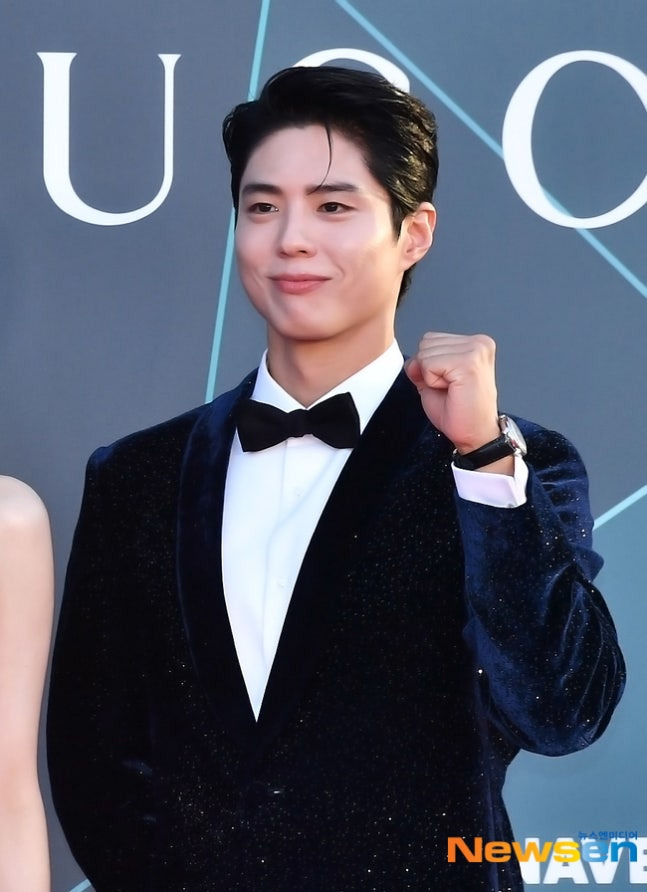 백상예술대상-MC로-참석한-수지,-박보검-4-이미지