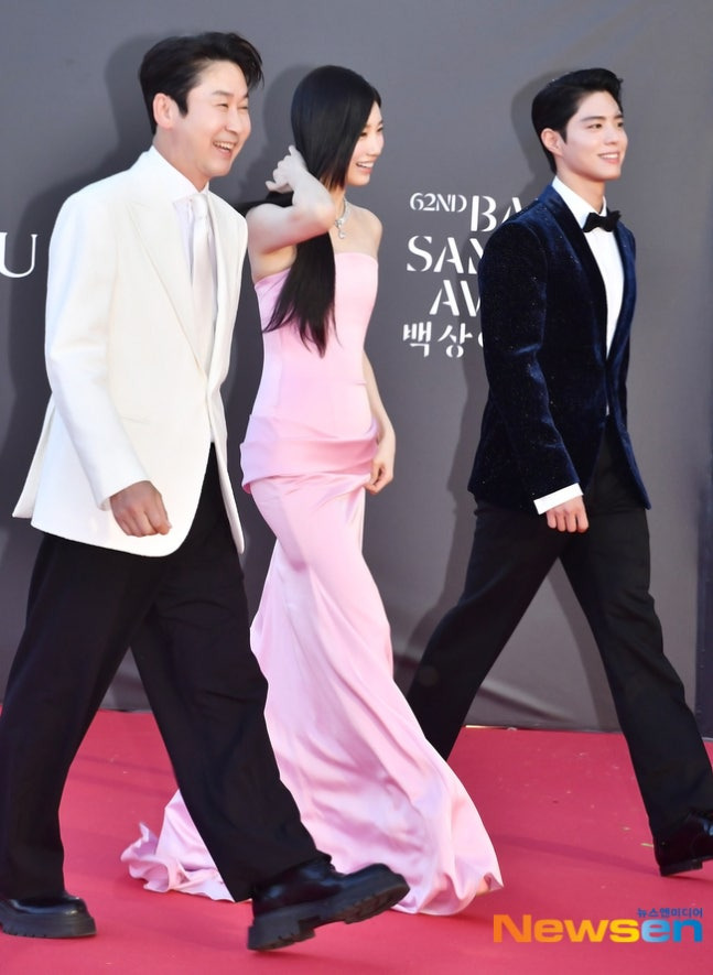 백상예술대상-MC로-참석한-수지,-박보검-2-이미지
