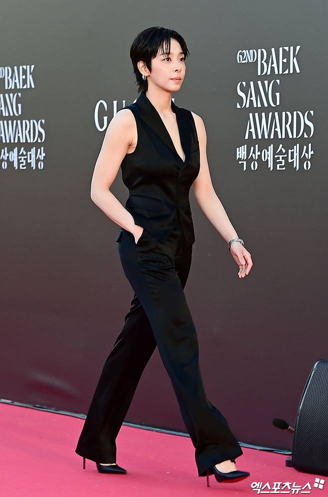 설인아-'레드카펫-씹어먹는-수트-패션'-0-이미지
