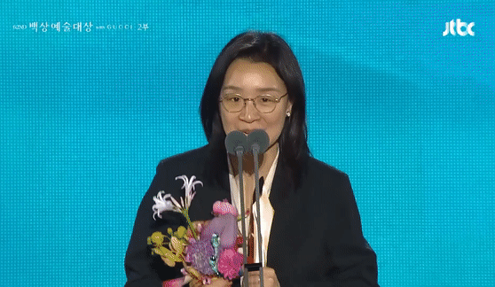 박찬욱과-장항준을-제치고-백상예술대상-영화-부문-감독상을-수상한-윤가은-4-이미지
