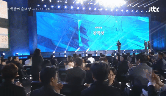 박찬욱과-장항준을-제치고-백상예술대상-영화-부문-감독상을-수상한-윤가은-3-이미지