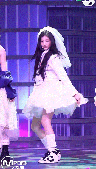 아일릿-마법전사-원희.gif-1-이미지