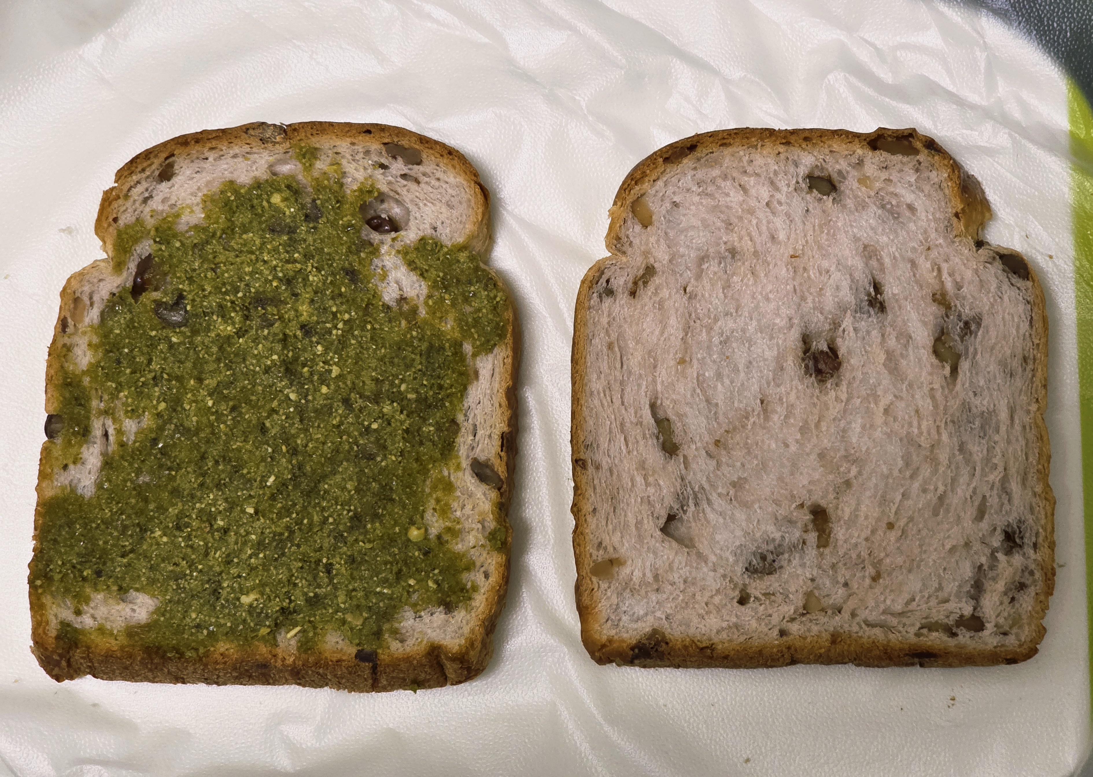 입-짧아서-맘터-휠렛버거가-남은-자의-바질-토마토-휠렛-샌드위치-1-이미지