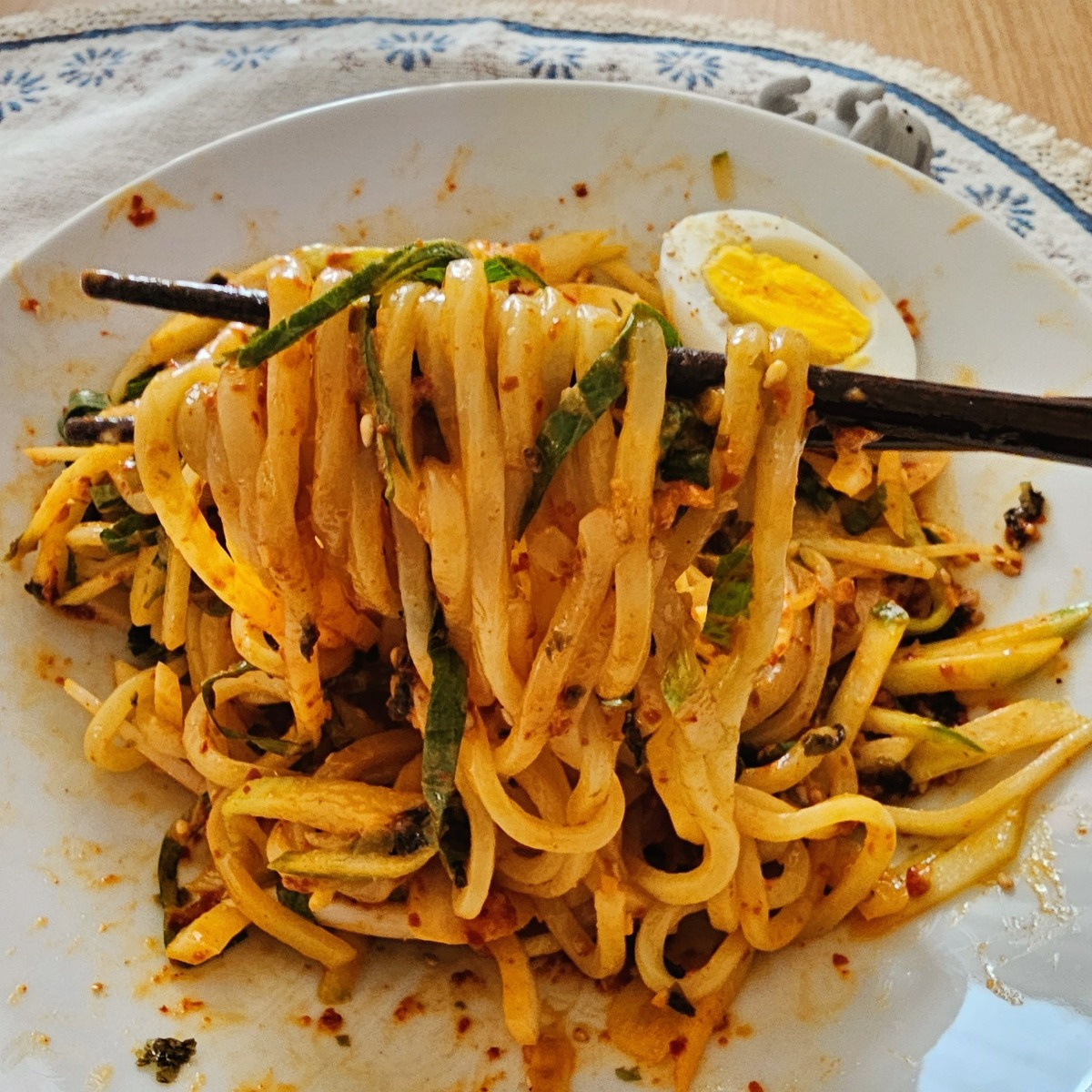 만약-냉장고에-땅콩버터-있으면-여름에-꼭-해먹어야-할-땅버비빔국수-레시피.jpg-2-이미지