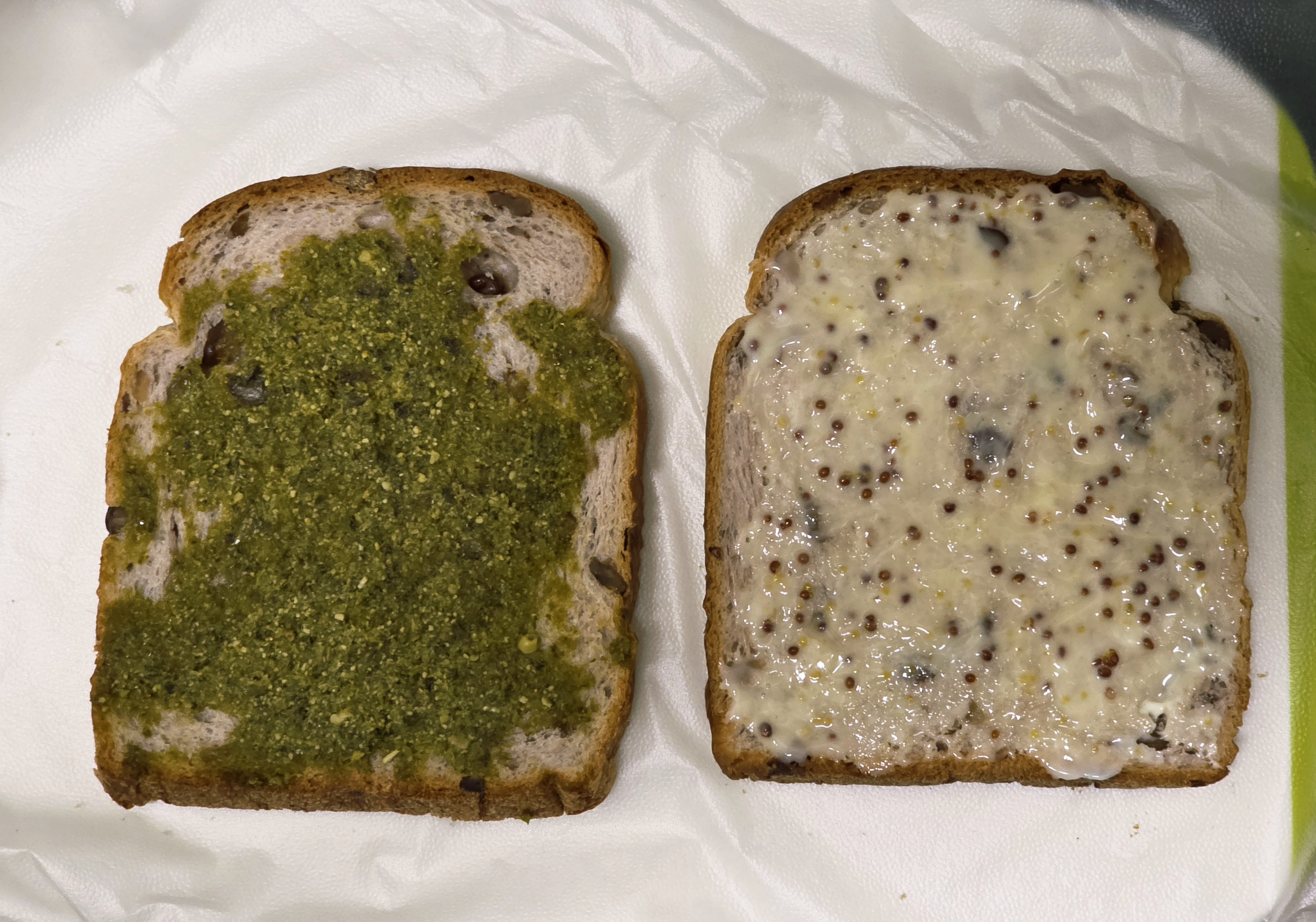 입-짧아서-맘터-휠렛버거가-남은-자의-바질-토마토-휠렛-샌드위치-2-이미지
