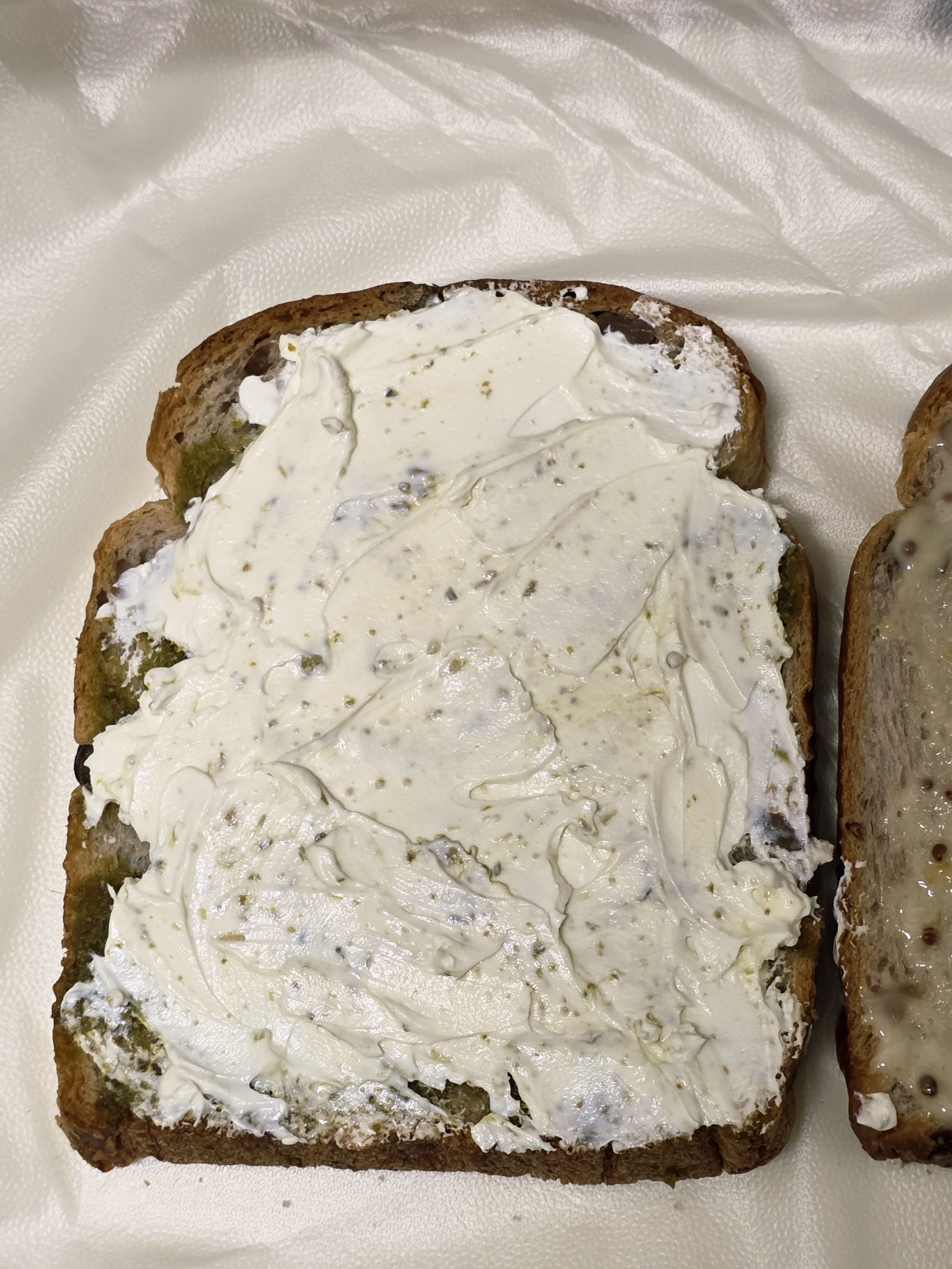 입-짧아서-맘터-휠렛버거가-남은-자의-바질-토마토-휠렛-샌드위치-3-이미지