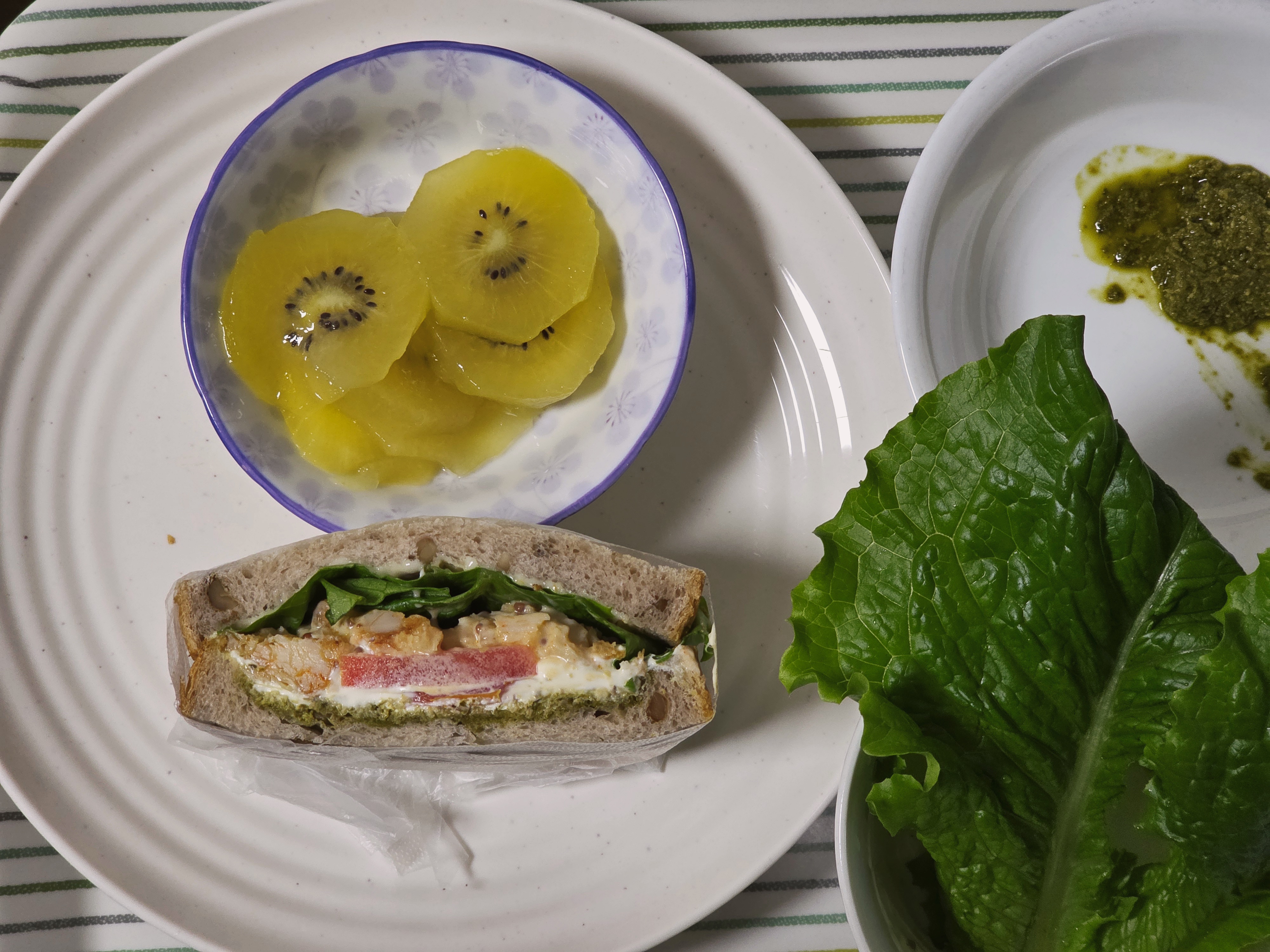 입-짧아서-맘터-휠렛버거가-남은-자의-바질-토마토-휠렛-샌드위치-10-이미지