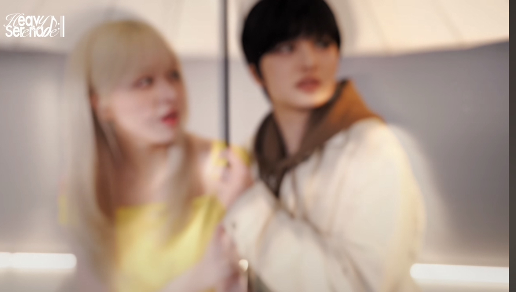 늑대의-유혹-강동원-우산씬-패러디한-숏컷-설윤-2-이미지
