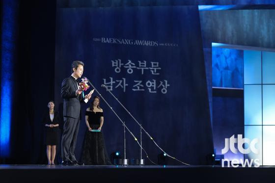 [62회-백상]-환호와-눈물의-기록…-축제-열기-가득한-비하인드컷-공개-12-이미지