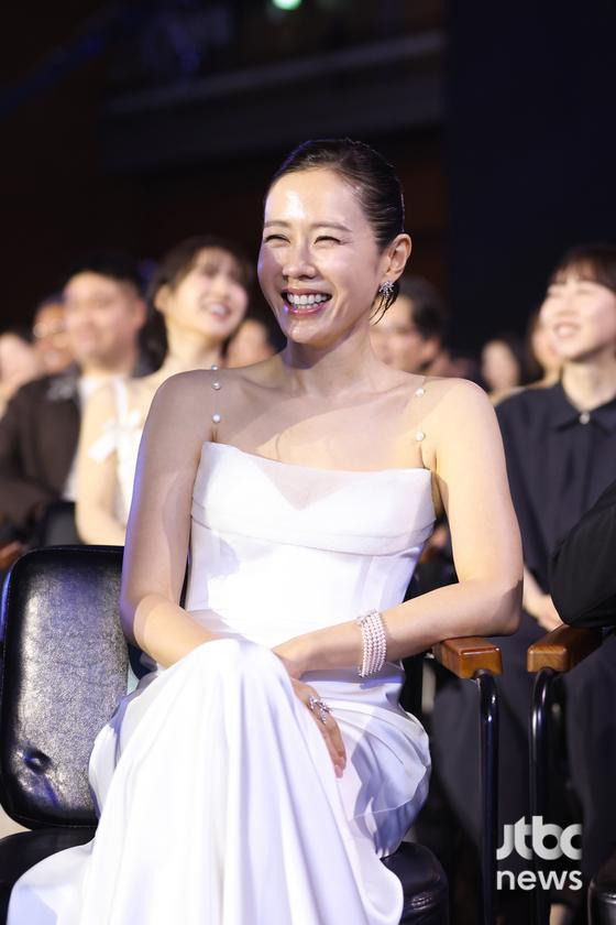 [62회-백상]-환호와-눈물의-기록…-축제-열기-가득한-비하인드컷-공개-40-이미지