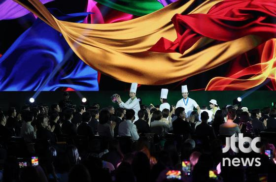 [62회-백상]-환호와-눈물의-기록…-축제-열기-가득한-비하인드컷-공개-19-이미지