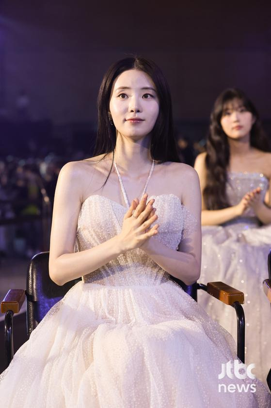 [62회-백상]-환호와-눈물의-기록…-축제-열기-가득한-비하인드컷-공개-7-이미지