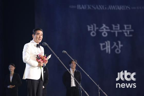 [62회-백상]-환호와-눈물의-기록…-축제-열기-가득한-비하인드컷-공개-45-이미지
