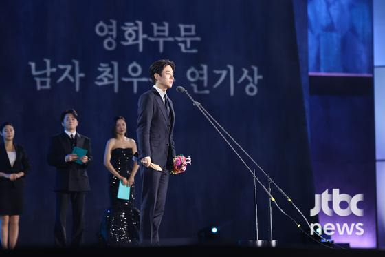 [62회-백상]-환호와-눈물의-기록…-축제-열기-가득한-비하인드컷-공개-36-이미지