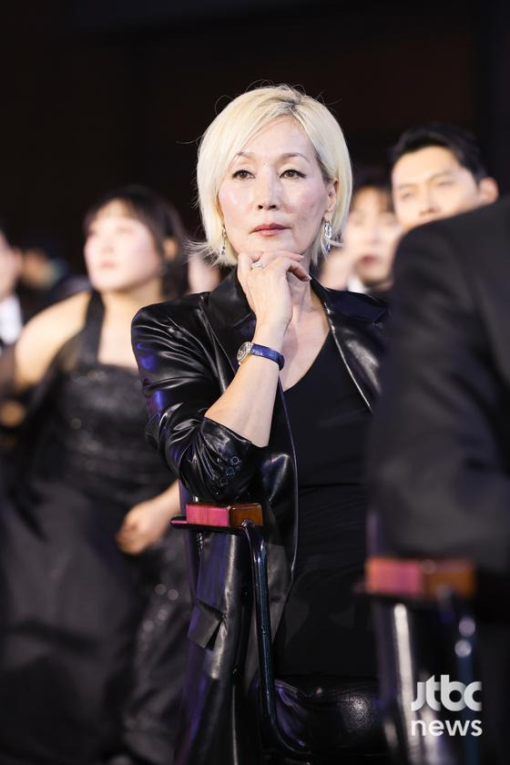 [62회-백상]-환호와-눈물의-기록…-축제-열기-가득한-비하인드컷-공개-9-이미지