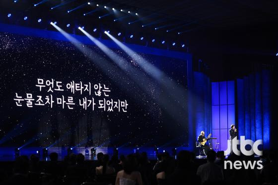 [62회-백상]-환호와-눈물의-기록…-축제-열기-가득한-비하인드컷-공개-26-이미지