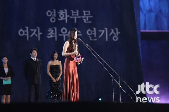 [62회-백상]-환호와-눈물의-기록…-축제-열기-가득한-비하인드컷-공개-37-이미지