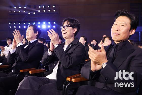 [62회-백상]-환호와-눈물의-기록…-축제-열기-가득한-비하인드컷-공개-3-이미지