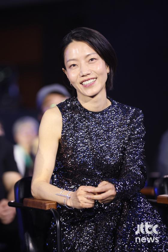 [62회-백상]-환호와-눈물의-기록…-축제-열기-가득한-비하인드컷-공개-21-이미지