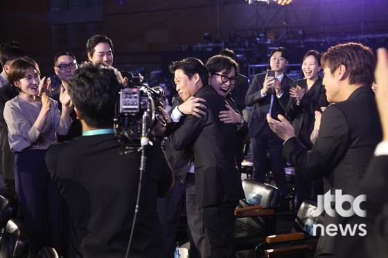 [62회-백상]-환호와-눈물의-기록…-축제-열기-가득한-비하인드컷-공개-0-이미지