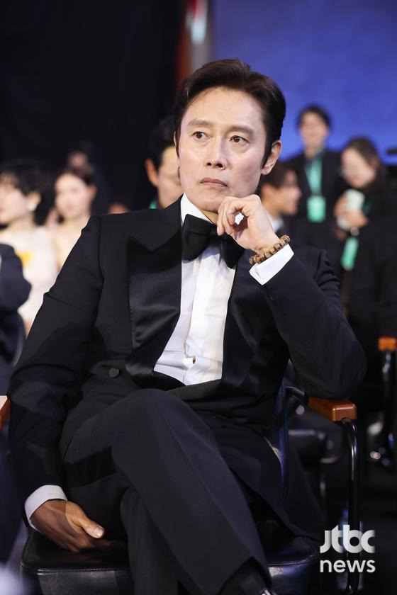 [62회-백상]-환호와-눈물의-기록…-축제-열기-가득한-비하인드컷-공개-5-이미지