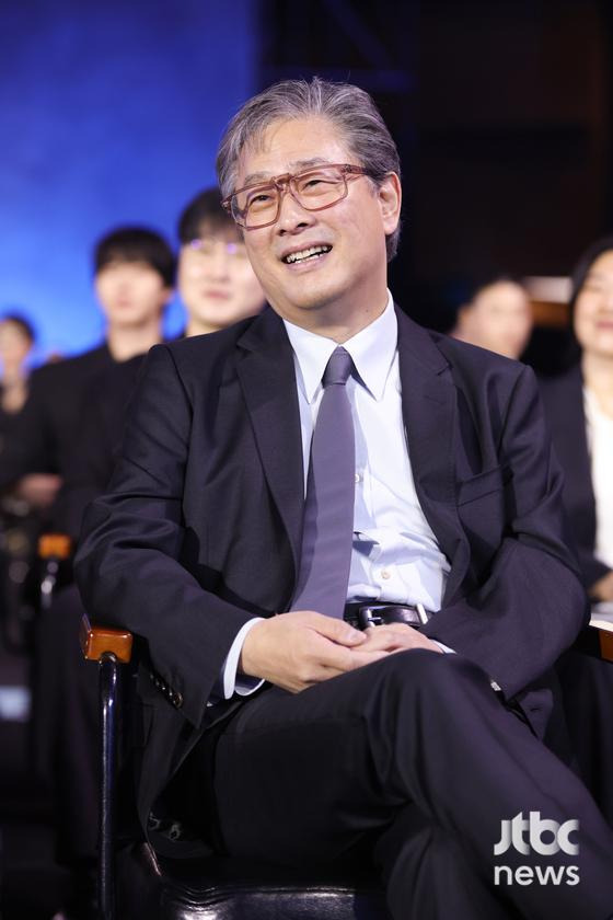 [62회-백상]-환호와-눈물의-기록…-축제-열기-가득한-비하인드컷-공개-39-이미지