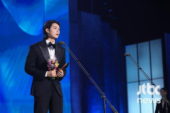 [62회-백상]-환호와-눈물의-기록…-축제-열기-가득한-비하인드컷-공개-4-이미지