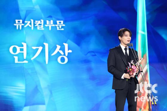 [62회-백상]-환호와-눈물의-기록…-축제-열기-가득한-비하인드컷-공개-8-이미지