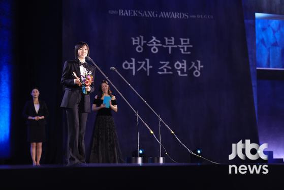 [62회-백상]-환호와-눈물의-기록…-축제-열기-가득한-비하인드컷-공개-13-이미지