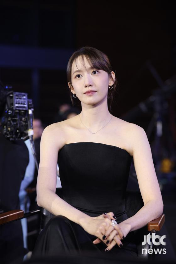 [62회-백상]-환호와-눈물의-기록…-축제-열기-가득한-비하인드컷-공개-43-이미지