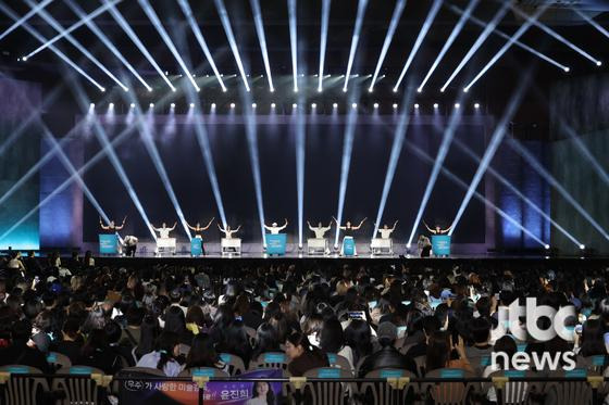 [62회-백상]-환호와-눈물의-기록…-축제-열기-가득한-비하인드컷-공개-25-이미지