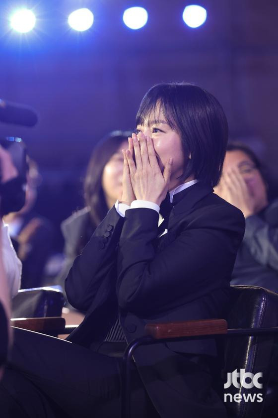 [62회-백상]-환호와-눈물의-기록…-축제-열기-가득한-비하인드컷-공개-28-이미지