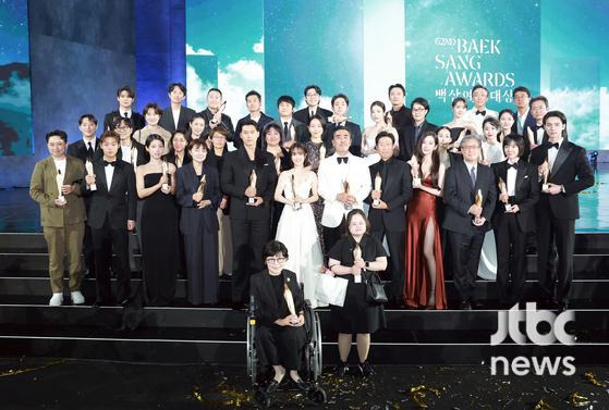 [62회-백상]-환호와-눈물의-기록…-축제-열기-가득한-비하인드컷-공개-47-이미지