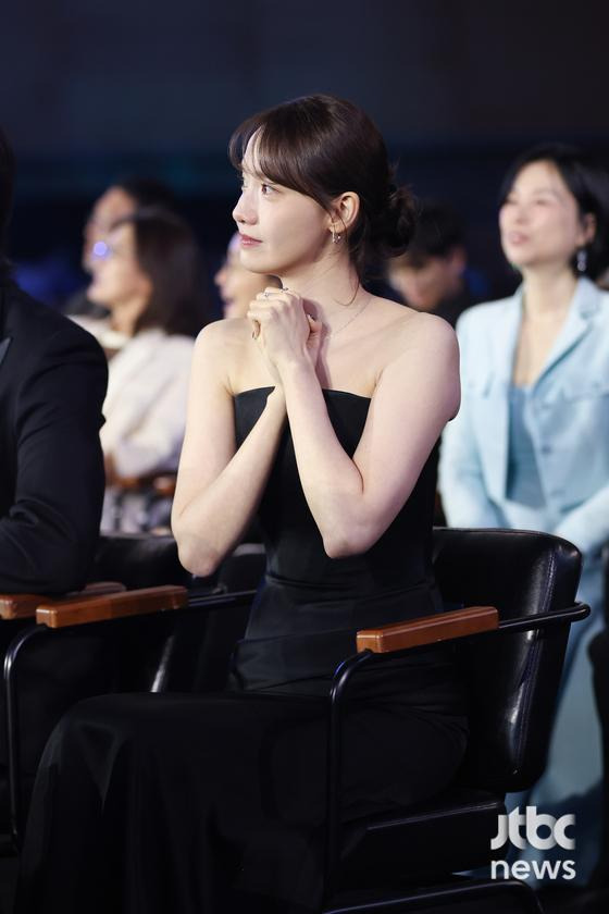 [62회-백상]-환호와-눈물의-기록…-축제-열기-가득한-비하인드컷-공개-31-이미지