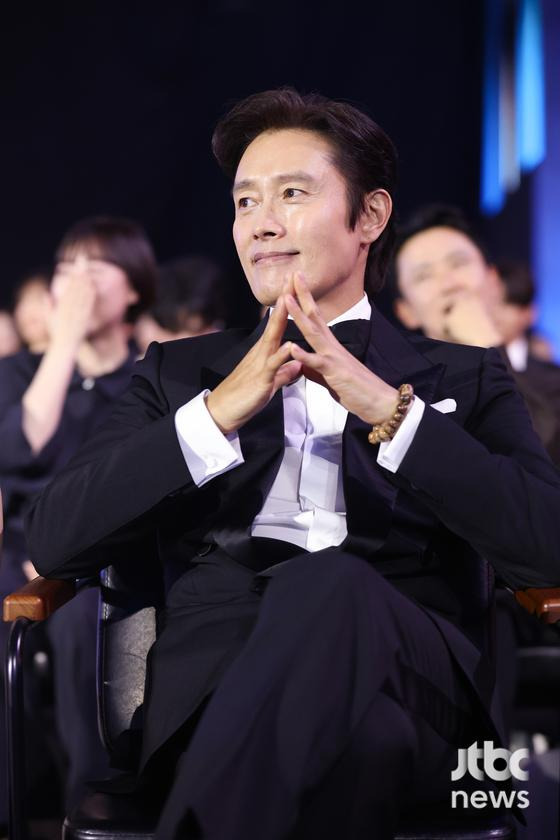 [62회-백상]-환호와-눈물의-기록…-축제-열기-가득한-비하인드컷-공개-23-이미지