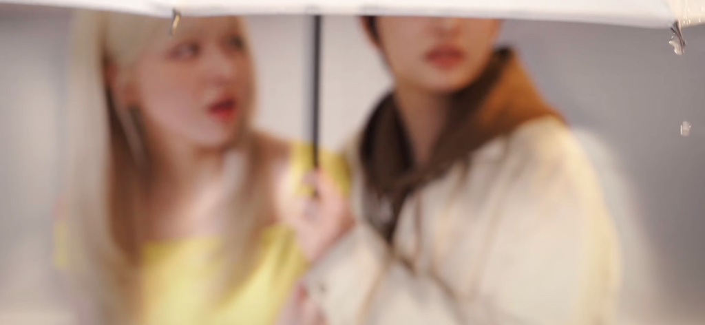 늑대의-유혹-강동원-우산씬-패러디한-숏컷-설윤-1-이미지