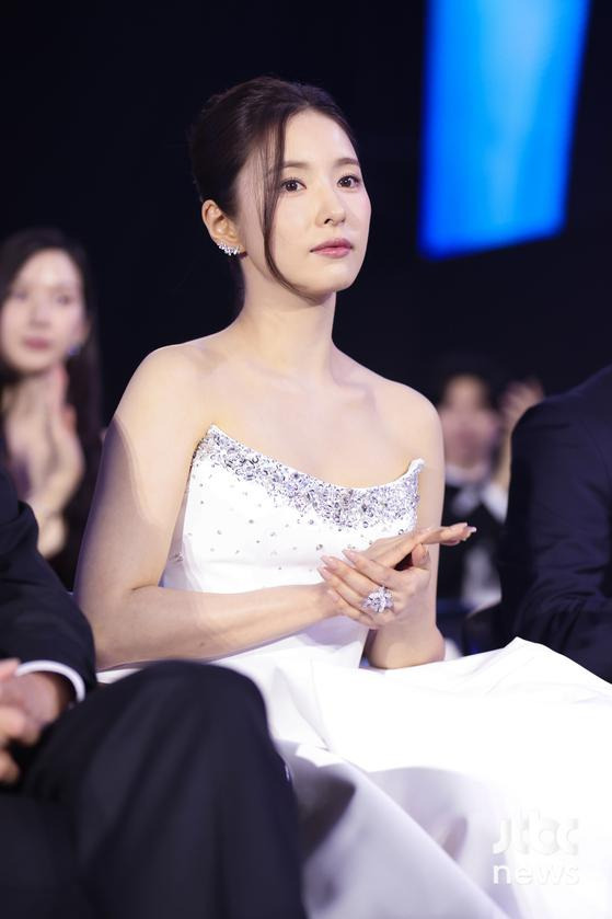 [62회-백상]-환호와-눈물의-기록…-축제-열기-가득한-비하인드컷-공개-42-이미지
