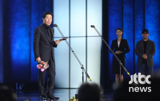 [62회-백상]-환호와-눈물의-기록…-축제-열기-가득한-비하인드컷-공개-44-이미지