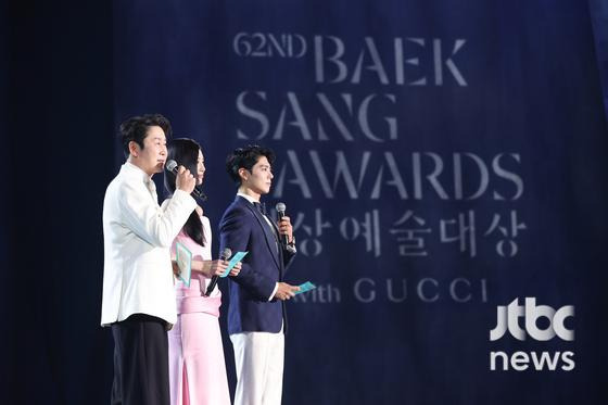 [62회-백상]-환호와-눈물의-기록…-축제-열기-가득한-비하인드컷-공개-2-이미지