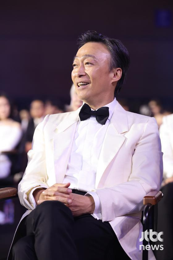[62회-백상]-환호와-눈물의-기록…-축제-열기-가득한-비하인드컷-공개-20-이미지