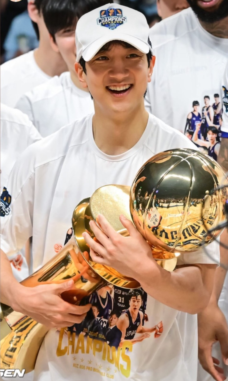 어제-우승하고-MVP-받으면서-저평가와-억까,-비난들-싸그리-틀렸단걸-증명하면서-프로농구-레전드반열에-오른-선수-0-이미지