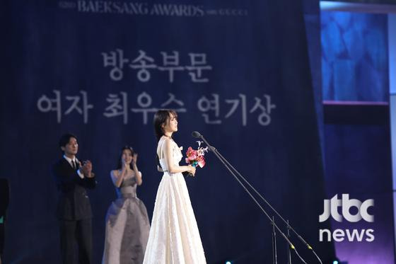 [62회-백상]-환호와-눈물의-기록…-축제-열기-가득한-비하인드컷-공개-35-이미지