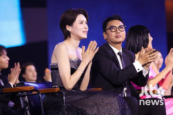 [62회-백상]-환호와-눈물의-기록…-축제-열기-가득한-비하인드컷-공개-27-이미지