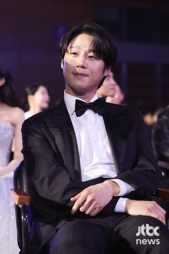 [62회-백상]-환호와-눈물의-기록…-축제-열기-가득한-비하인드컷-공개-38-이미지