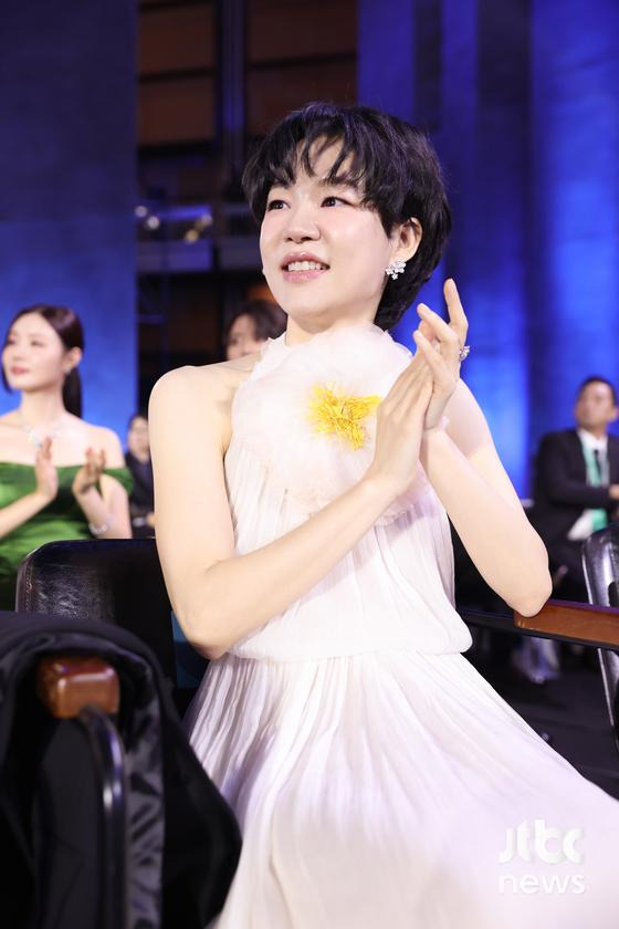 [62회-백상]-환호와-눈물의-기록…-축제-열기-가득한-비하인드컷-공개-24-이미지