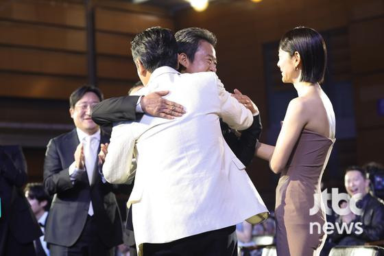 [62회-백상]-환호와-눈물의-기록…-축제-열기-가득한-비하인드컷-공개-11-이미지