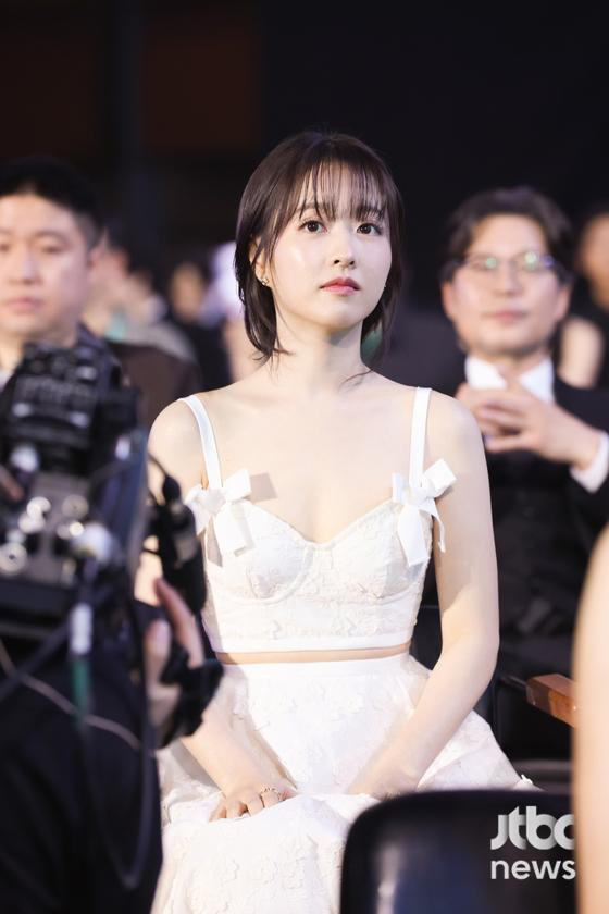 [62회-백상]-환호와-눈물의-기록…-축제-열기-가득한-비하인드컷-공개-10-이미지