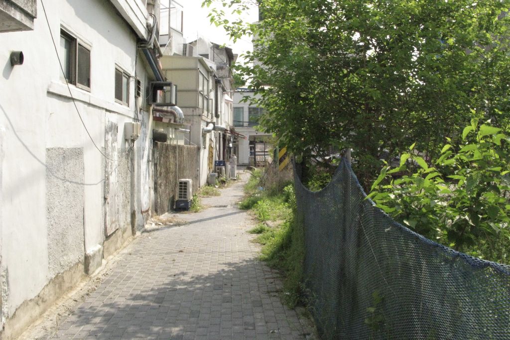 봄에는-버스-타거나-무작정-걷는-시간도-전부-여행인-게-좋다.twt-7-이미지